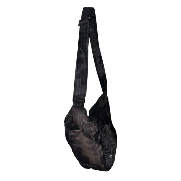 Lug Boomerang Charcoal-Gray Camo Print Crossbody Sling Freestyle Bag AS IS - Picture 5 of 16